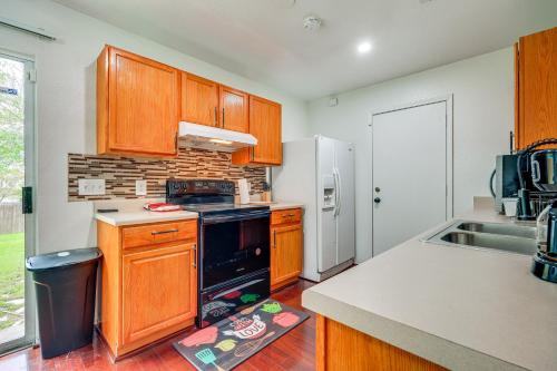 Charming Family Home with Yard - 24 Mi to Austin! in Kyle, USA