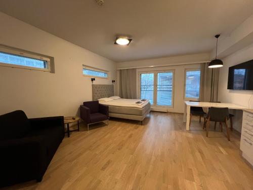 Saunallinen keskustayksio ja ilmainen yksityinen parkkipaikka in Turku