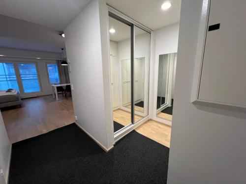 Saunallinen keskustayksio ja ilmainen yksityinen parkkipaikka in Turku