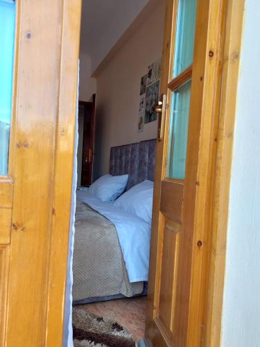 Twin Room with Balcony image 6