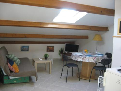 T 2 avec velux au 1er étage de 34 m2 - Location saisonnière - La Londe-les-Maures