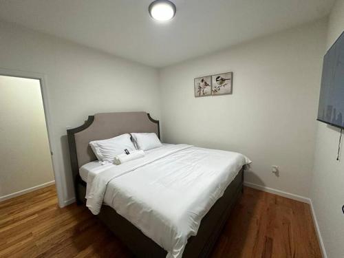 Deluxe 3 Bedroom EWR airport home in Elizabeth, USA