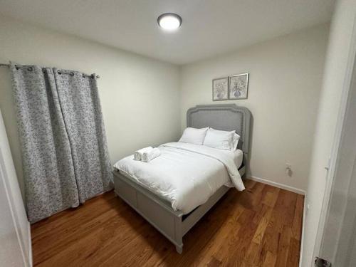 Deluxe 3 Bedroom EWR airport home in Elizabeth, USA