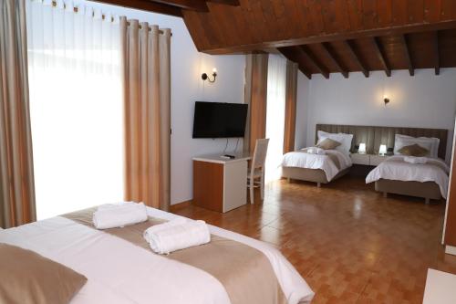 Deluxe Double Room with Balcony image 5