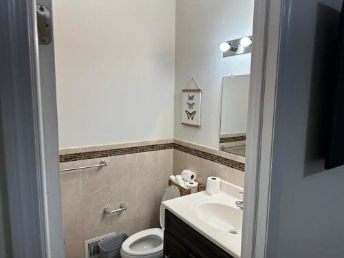Deluxe 3 Bedroom EWR airport home in Elizabeth, USA