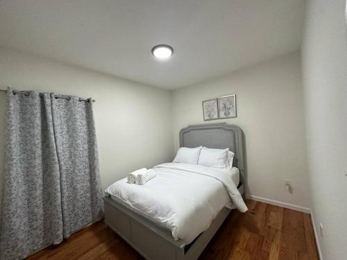 Deluxe 3 Bedroom EWR airport home in Elizabeth, USA