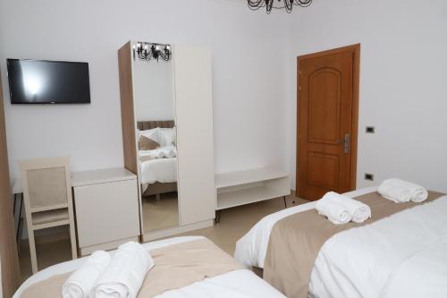 Triple Room with Private Bathroom image 5