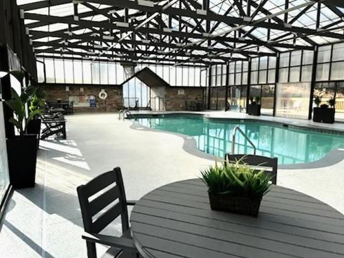 Smoky Cabin Near Dollywood with Hot Tub & Views in Pigeon Forge (TN)