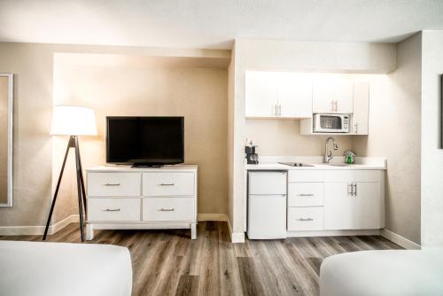 Queen Room with Kitchenette - Oceanfront image 10