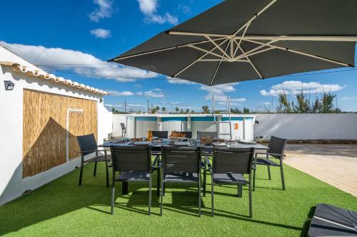 Host Wise - Sunny Spacious House - Terrace & Free Parking, Lagoa