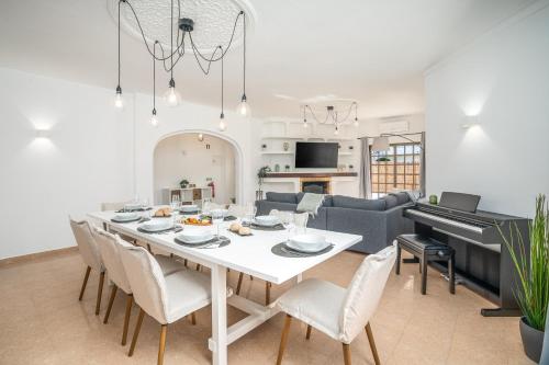 Host Wise - Sunny Spacious House - Terrace & Free Parking, Lagoa (foto 3)
