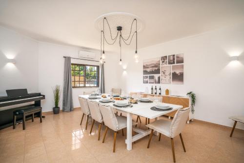 Host Wise - Sunny Spacious House - Terrace & Free Parking, Lagoa (foto 7)
