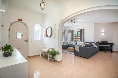 Host Wise - Sunny Spacious House - Terrace & Free Parking, Lagoa (foto 9)