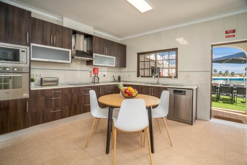 Host Wise - Sunny Spacious House - Terrace & Free Parking, Lagoa (foto 8)