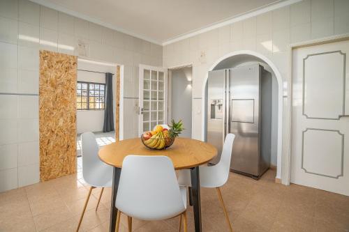Host Wise - Sunny Spacious House - Terrace & Free Parking, Lagoa (foto 10)