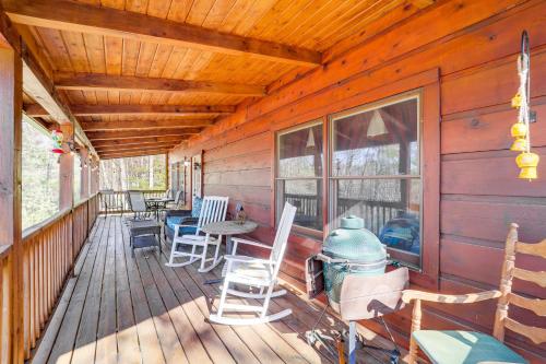 Cozy Family Cabin with Hot Tub - 10 Mi to App State! in Stony Fork, USA