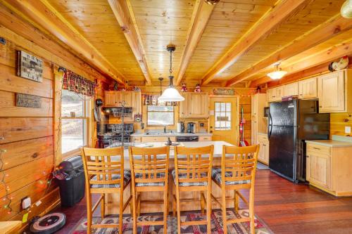 Cozy Family Cabin with Hot Tub - 10 Mi to App State! in Stony Fork, USA