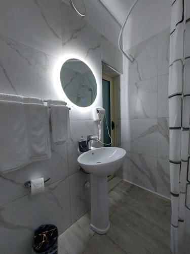 Double Room with Balcony image 2