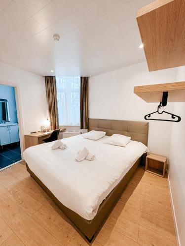 Alpha Hotel - image 12