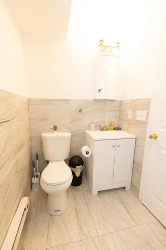 Mins from NYC Bright & Spacious 4-Bed Unit in Jersey City, USA
