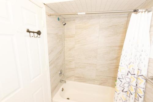 Mins from NYC Bright & Spacious 4-Bed Unit in Jersey City, USA