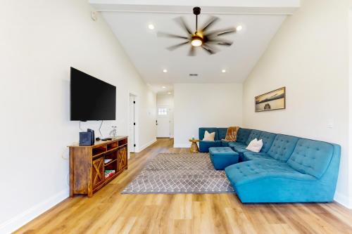 Modern Living Near the River in Loudon, USA