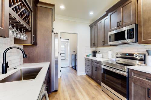Modern Living Near the River in Loudon, USA