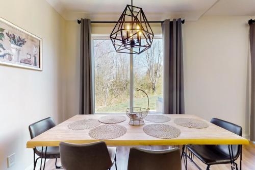 Modern Living Near the River in Loudon, USA