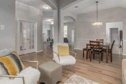 Frisco Spacious & Cozy Bling Home by Aya, Frisco (foto 9)