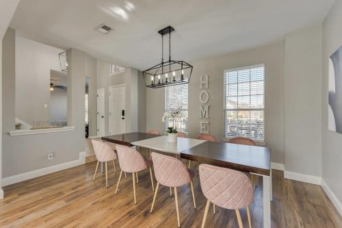 Luxury 5 BR Jacuzzi Gym Near Lake for large Fam Luxury 5 BR Jacuzzi Gym Near Lake for large Fam