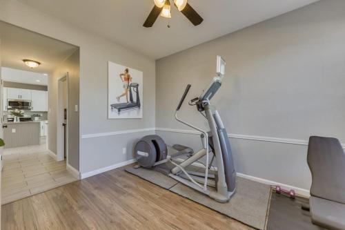 Luxury 5 BR Jacuzzi Gym Near Lake for large Fam Luxury 5 BR Jacuzzi Gym Near Lake for large Fam