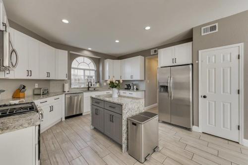 Luxury 5 BR Jacuzzi Gym Near Lake for large Fam Luxury 5 BR Jacuzzi Gym Near Lake for large Fam