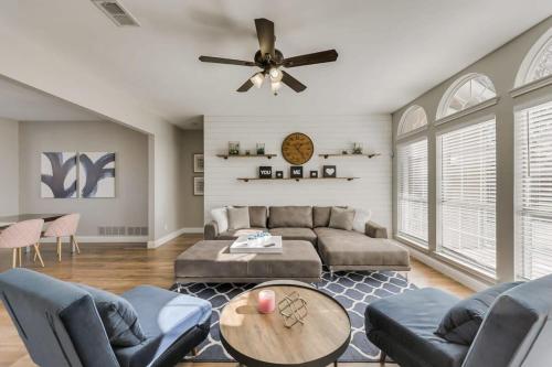 Luxury 5 BR Jacuzzi Gym Near Lake for large Fam Luxury 5 BR Jacuzzi Gym Near Lake for large Fam