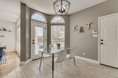 Luxury 5 BR Jacuzzi Gym Near Lake for large Fam Luxury 5 BR Jacuzzi Gym Near Lake for large Fam