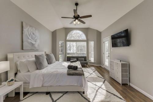 Luxury 5 BR Jacuzzi Gym Near Lake for large Fam Luxury 5 BR Jacuzzi Gym Near Lake for large Fam