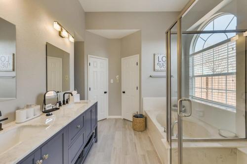 Luxury 5 BR Jacuzzi Gym Near Lake for large Fam Luxury 5 BR Jacuzzi Gym Near Lake for large Fam