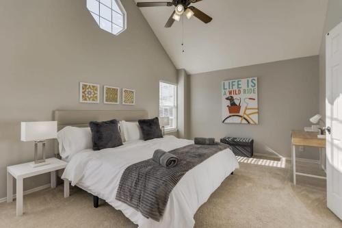 Luxury 5 BR Jacuzzi Gym Near Lake for large Fam Luxury 5 BR Jacuzzi Gym Near Lake for large Fam