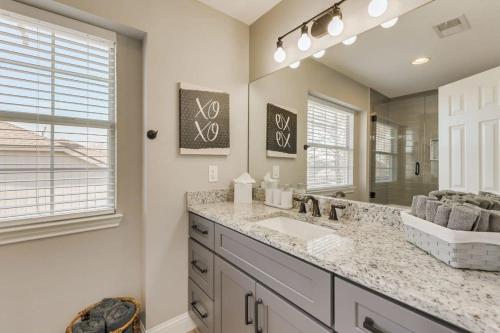 Luxury 5 BR Jacuzzi Gym Near Lake for large Fam Luxury 5 BR Jacuzzi Gym Near Lake for large Fam