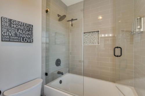 Luxury 5 BR Jacuzzi Gym Near Lake for large Fam Luxury 5 BR Jacuzzi Gym Near Lake for large Fam