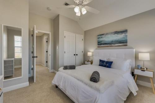 Luxury 5 BR Jacuzzi Gym Near Lake for large Fam Luxury 5 BR Jacuzzi Gym Near Lake for large Fam