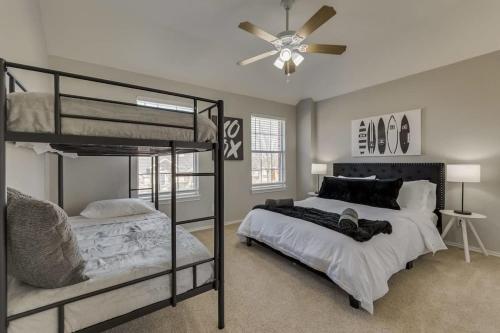 Luxury 5 BR Jacuzzi Gym Near Lake for large Fam Luxury 5 BR Jacuzzi Gym Near Lake for large Fam