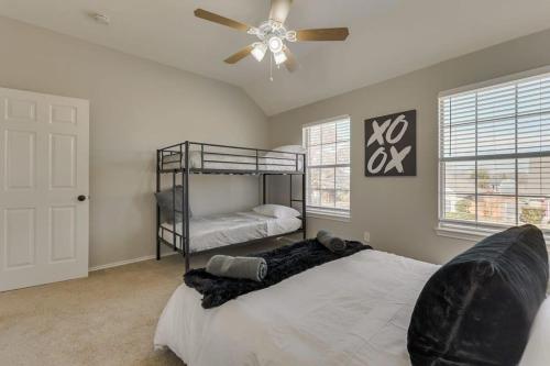 Luxury 5 BR Jacuzzi Gym Near Lake for large Fam Luxury 5 BR Jacuzzi Gym Near Lake for large Fam