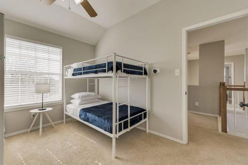 Luxury 5 BR Jacuzzi Gym Near Lake for large Fam Luxury 5 BR Jacuzzi Gym Near Lake for large Fam