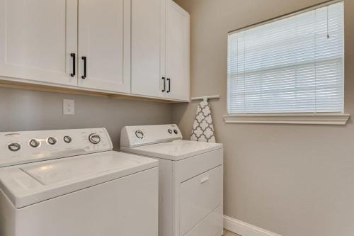 Luxury 5 BR Jacuzzi Gym Near Lake for large Fam Luxury 5 BR Jacuzzi Gym Near Lake for large Fam