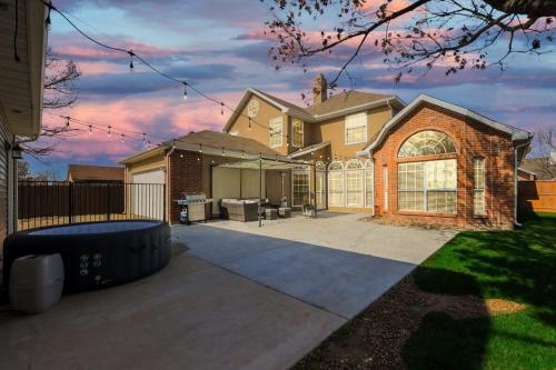 Luxury 5 BR Jacuzzi Gym Near Lake for large Fam Luxury 5 BR Jacuzzi Gym Near Lake for large Fam