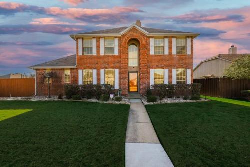 Luxury 5 BR Jacuzzi Gym Near Lake for large Fam Luxury 5 BR Jacuzzi Gym Near Lake for large Fam