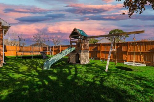 Luxury 5 BR Jacuzzi Gym Near Lake for large Fam Luxury 5 BR Jacuzzi Gym Near Lake for large Fam