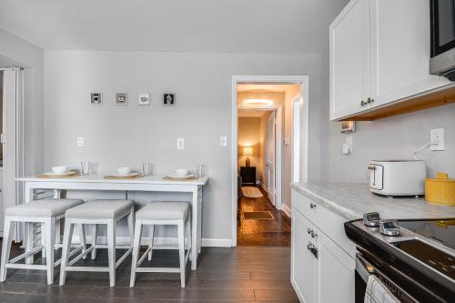 Updated Jamestown Home - 5 Mi to HPU! in อาร์คเดล (NC)