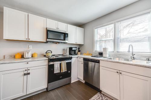 Updated Jamestown Home - 5 Mi to HPU! in อาร์คเดล (NC)