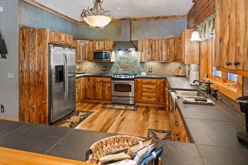 New! Weatherwood - Gorgeous Luxury Log Cabin!